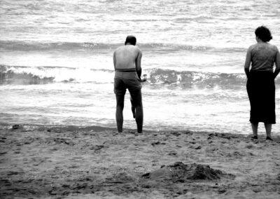 couple au bord de mer, photo noir et blanc
